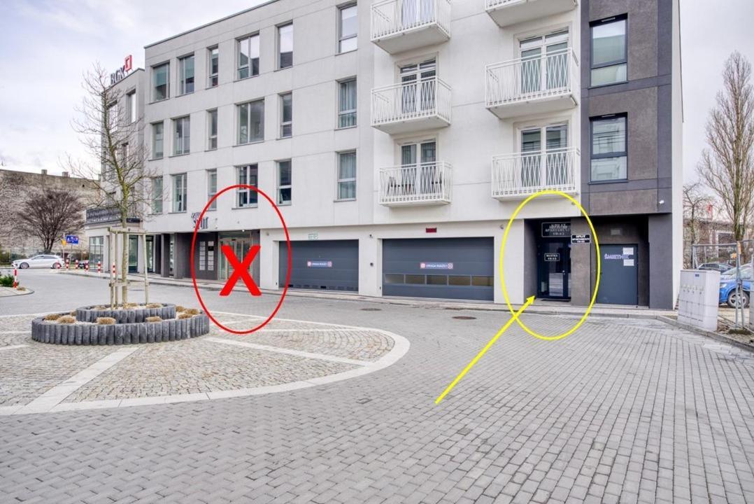 Roadway Silniczna Z Garazem Podziemnym Lejlighed Kielce Eksteriør billede